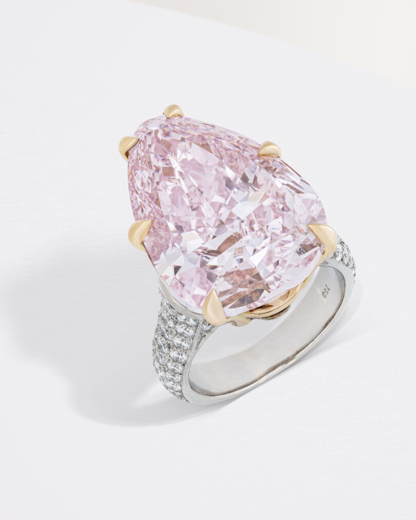 Le diamant rose serti sur cette bague pèse 20,06 carats. Estimation du bijou : 5 à 7 millions de dollars.